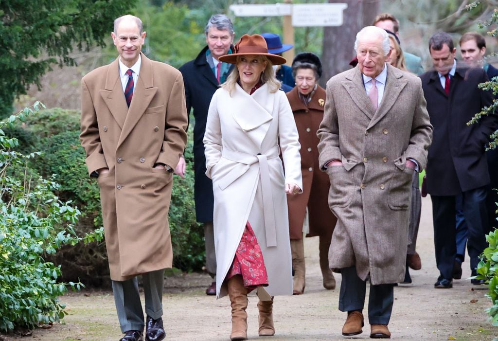 El rey Carlos III llegó acompañado de los duques de Edimburgo

