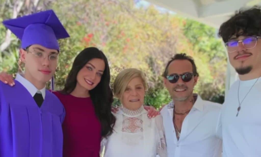 Marc Anthony y Dayanara Torres con sus hijos