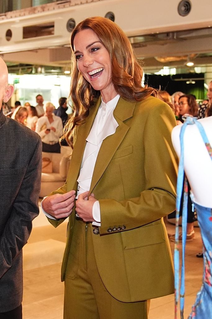 Kate lució su cabello en ondas y un maquillaje natural pero radiante