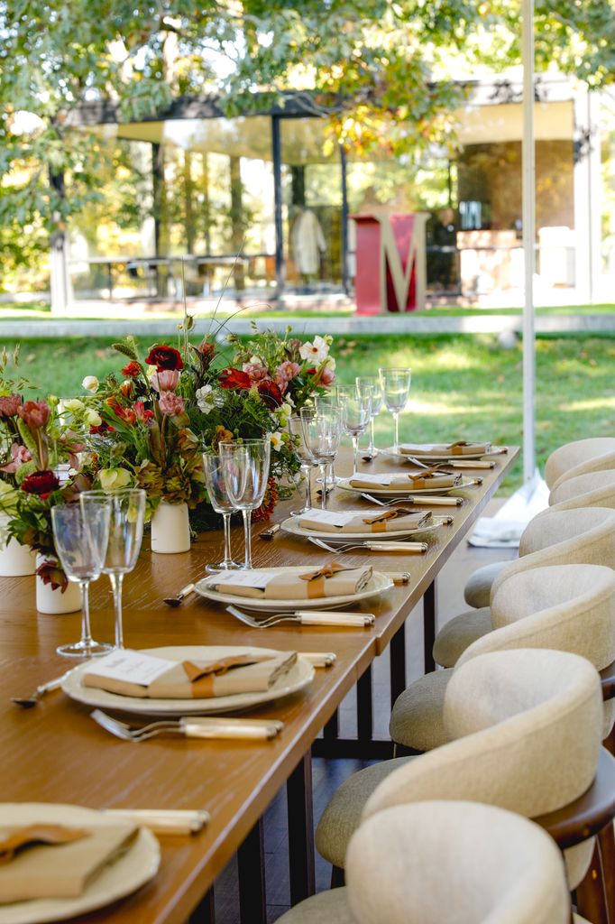 Los invitados disfrutaron de un almuerzo servido en mesa.