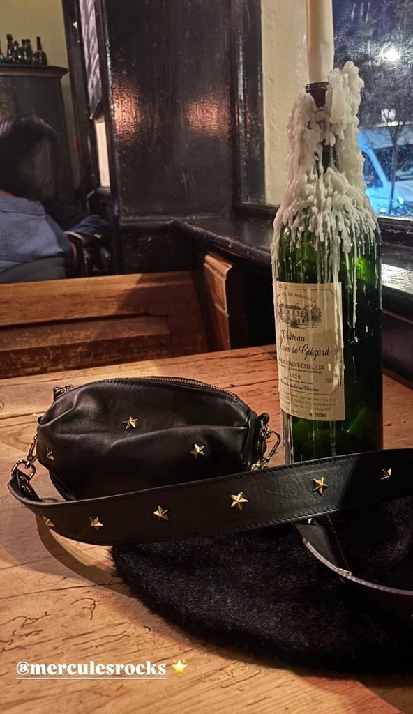 Lady Amelia Windsor tomando un café en Londres con bolso de firma española.