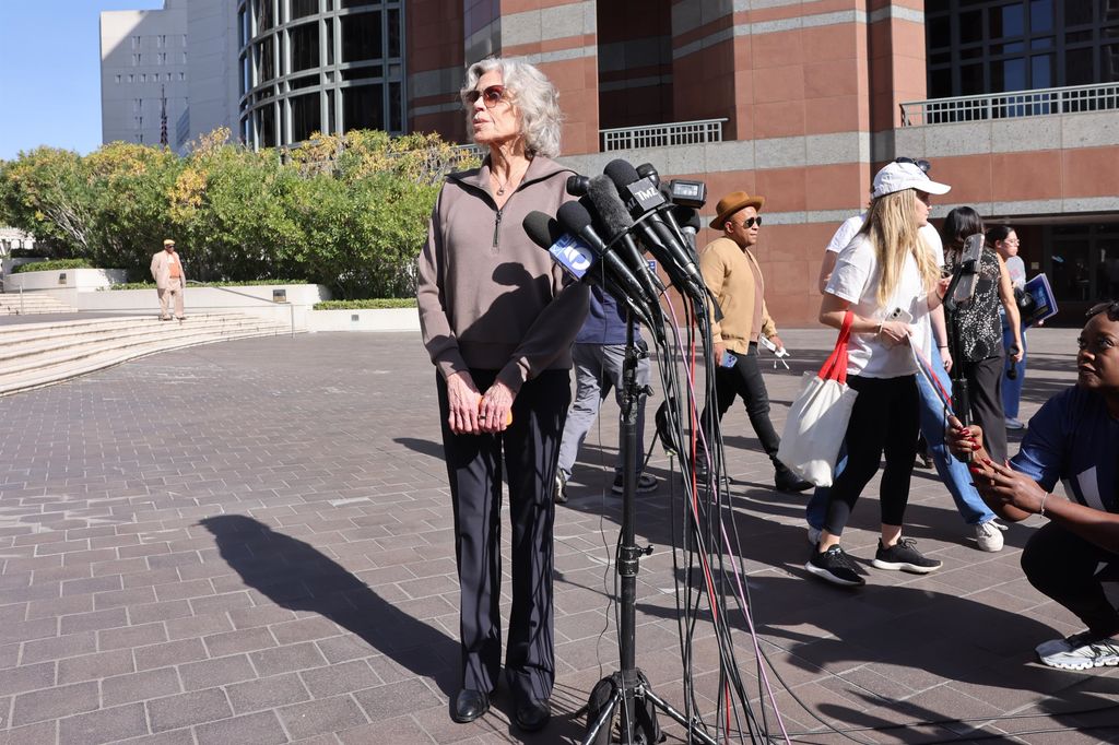 Jane Fonda fente al edificio federal Edward R. Roybal, en Los Ángeles, donde se dirigió a los periodistas reunidos