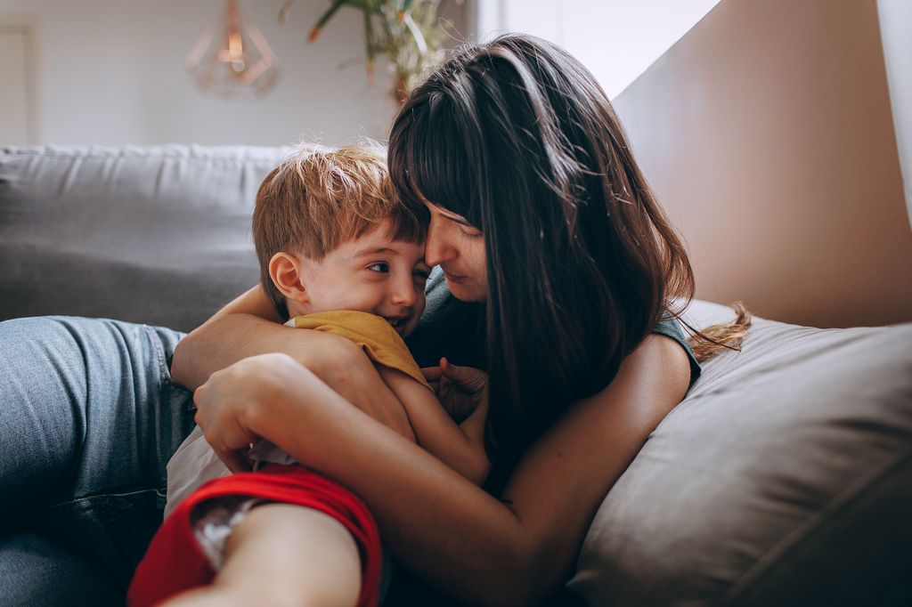 Madre abrazando a su hijo pequeño 