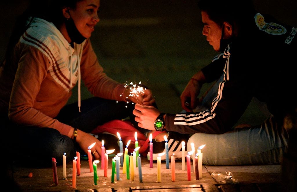 El encendido de las velitas es una tradición colombiana que une a las familias.