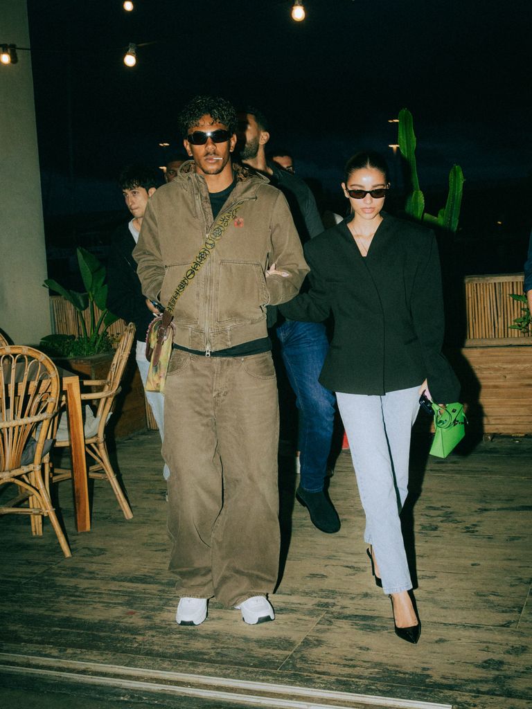 Lamine Yamal e Inés García, muy cómplices caminando juntos.