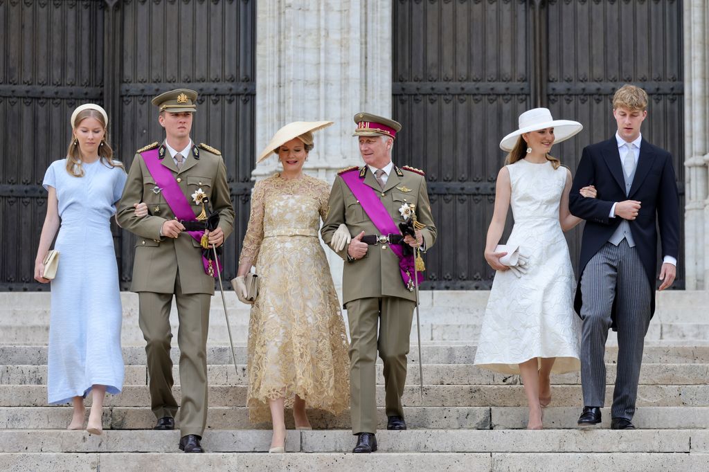 Los reyes Felipe y Matilde con sus 4 hijos bajan las escaleras de la Catedral de Bruselas