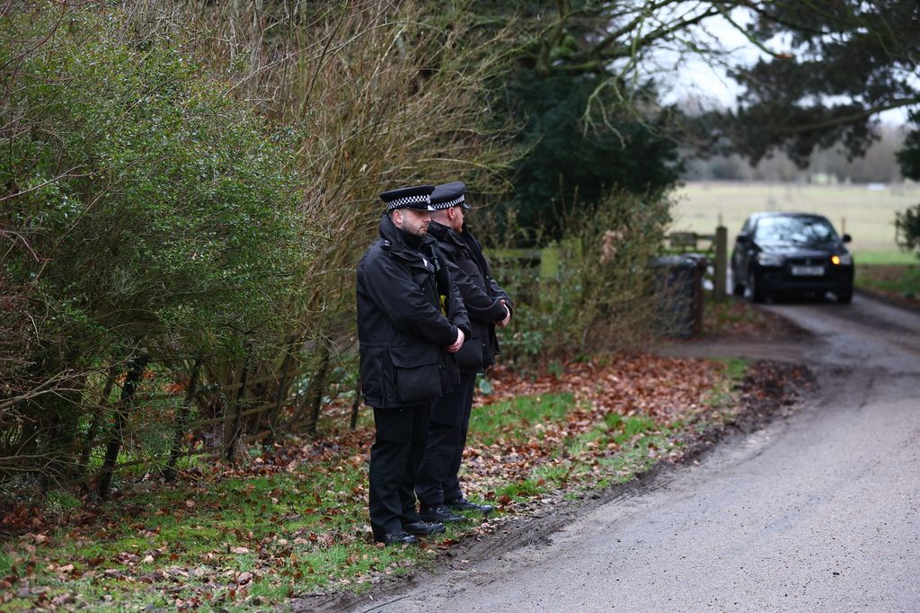 Agentes de la policía captados en las afueras de Wood Farm, residencia de Andrés Mountbatten-Windsor el 19 de febrero de 2026.
