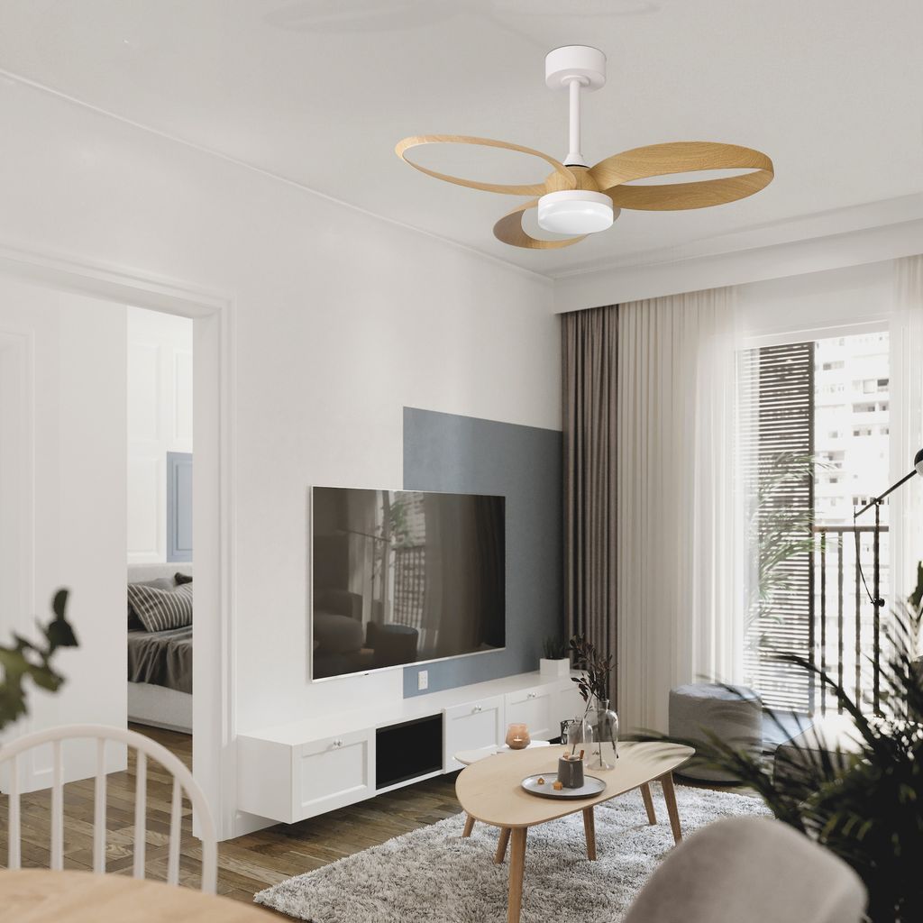 Salón con ventilador de techo.