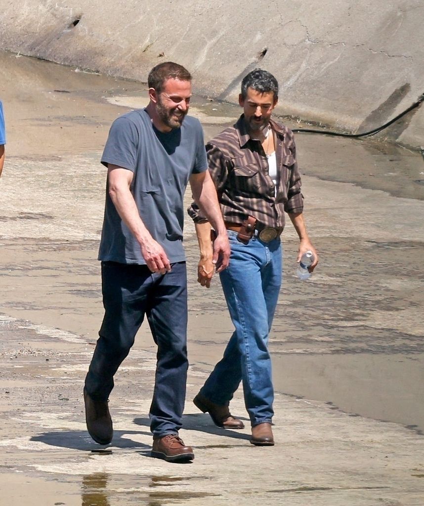 Ben Affleck, Gillian Anderson y Luis Gerardo Méndez filman una dramática escena de tiroteo para 'Animals' en el río de Los Ángeles.