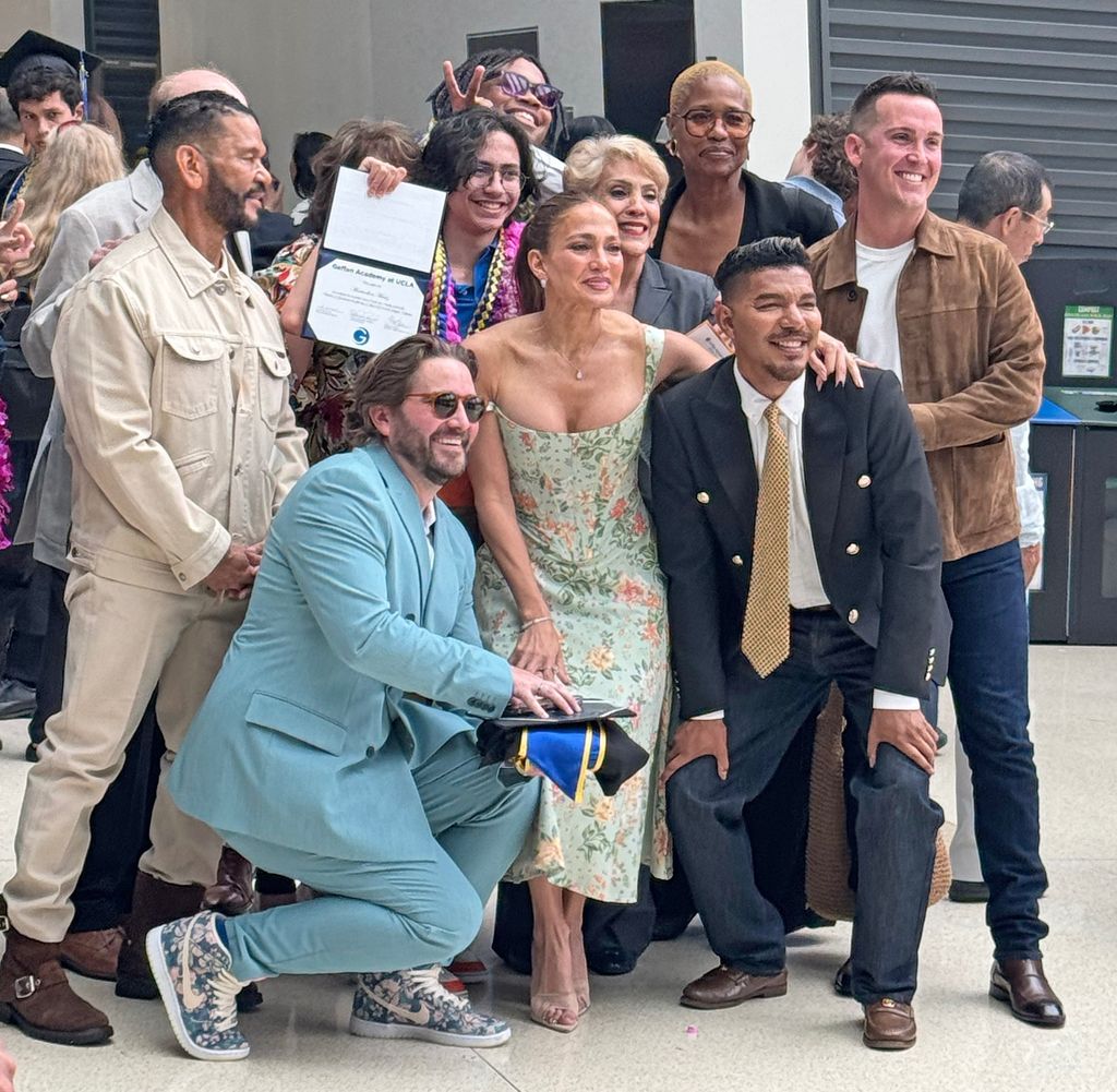 En el evento escolar, JLo y Max estuvieron acompañados por Emme, la hermana Max, así como por los padres de la intérprete Guadalupe Rodríguez y David Lopez, además de queridos amigos de la cantante.