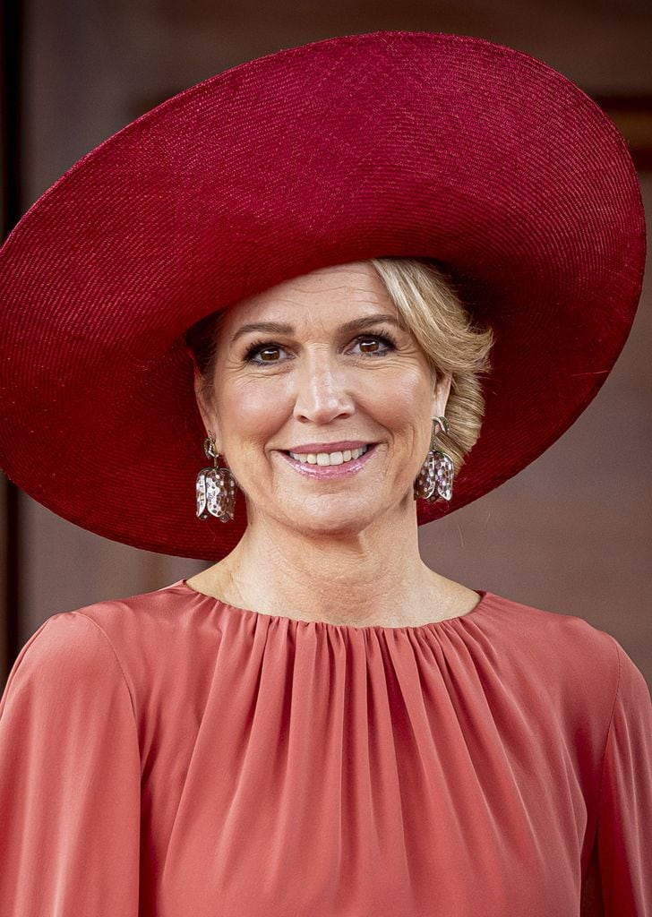 Máxima de Holanda con pendientes de firma española.