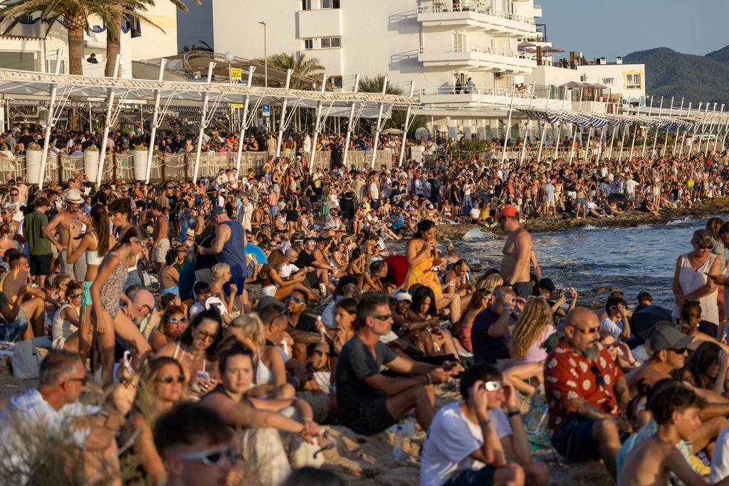 La costa de Sant Antoni de Portmany se llenó de cientos de personas dispuestas a no perderse uno de los grandes acontecimientos astronómicos del año.