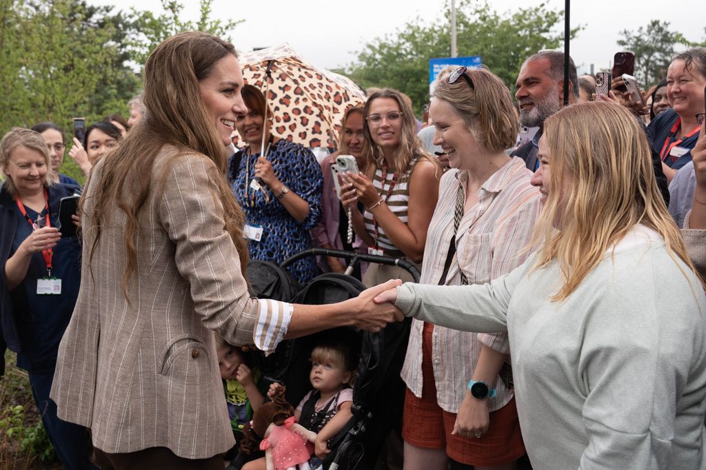 Kate Middleton saluda a los ciudadanos en su visita al hospital de Colchester.