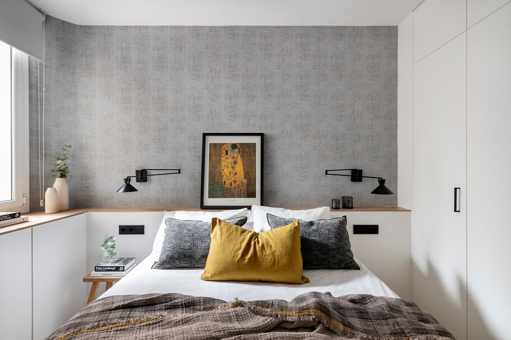 Dormitorio con cabecero y muebles a medida.