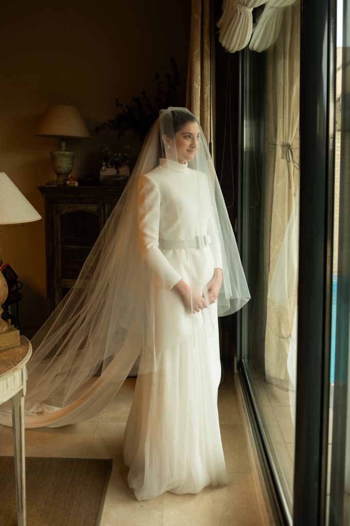 Mónica con vestido de novia de Luis Infantes