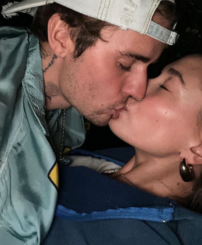 Primer plano de Hailey y Justin Bieber dándose un beso