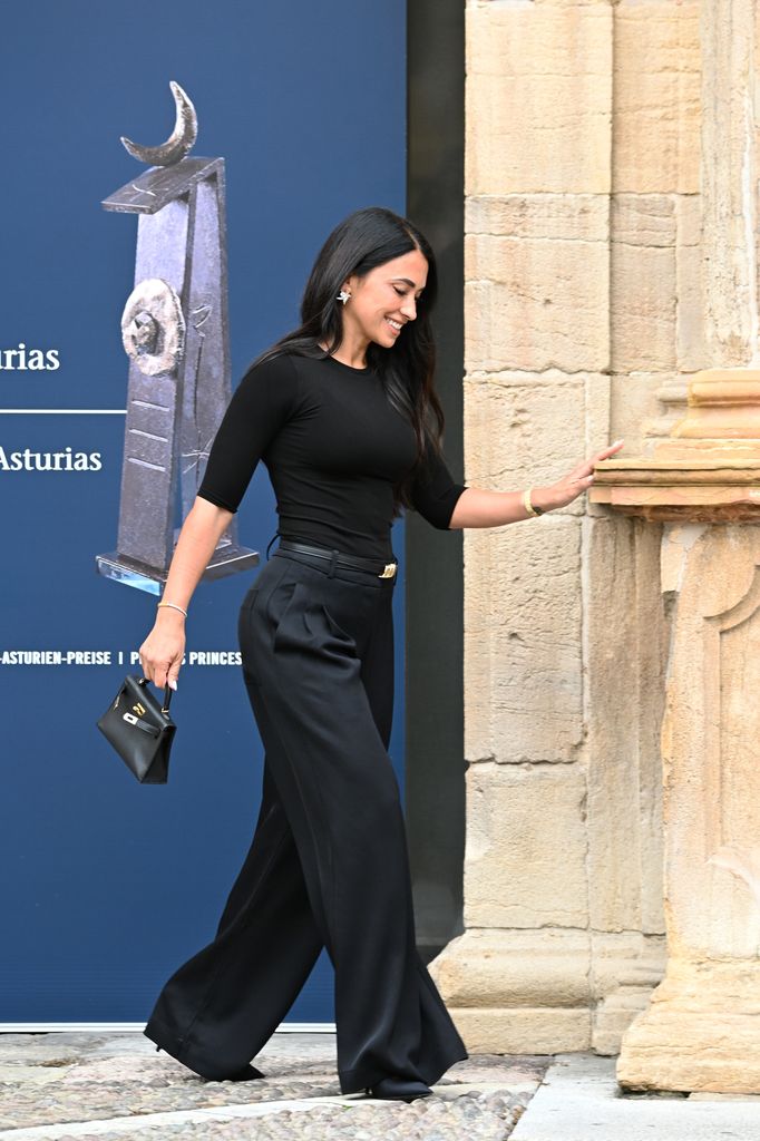 Antonela Roccuzzo lució un look sobrio con pantalones negros y top a juego.