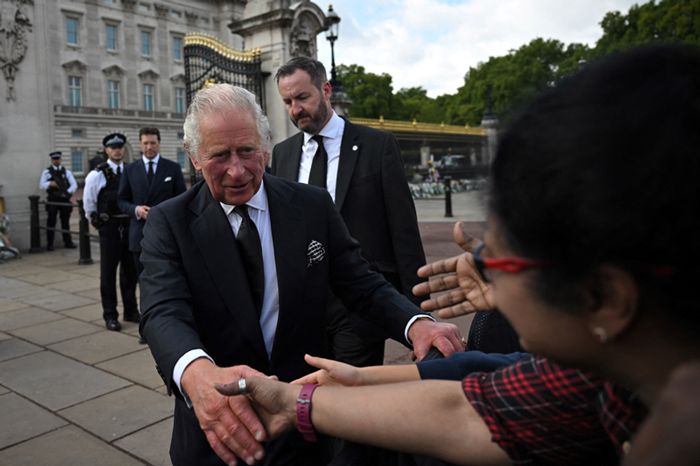 carlos y camilla a su llegada a buckingham