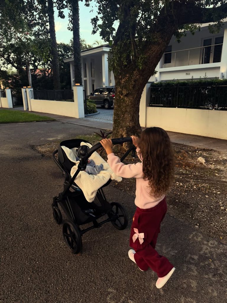 Mía Antonella, la primogénita de Isabella, dejó ver lo tierna que es como hermana mayor.