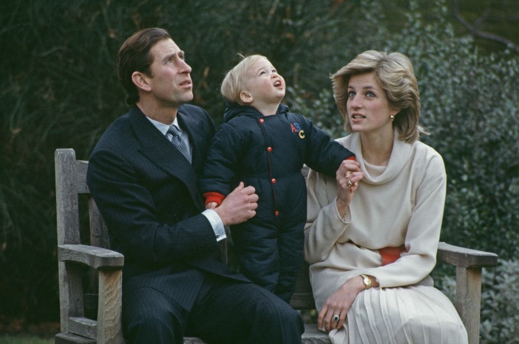 Los príncipes de Gales con su hijo, el príncipe Guillermo, en 1983