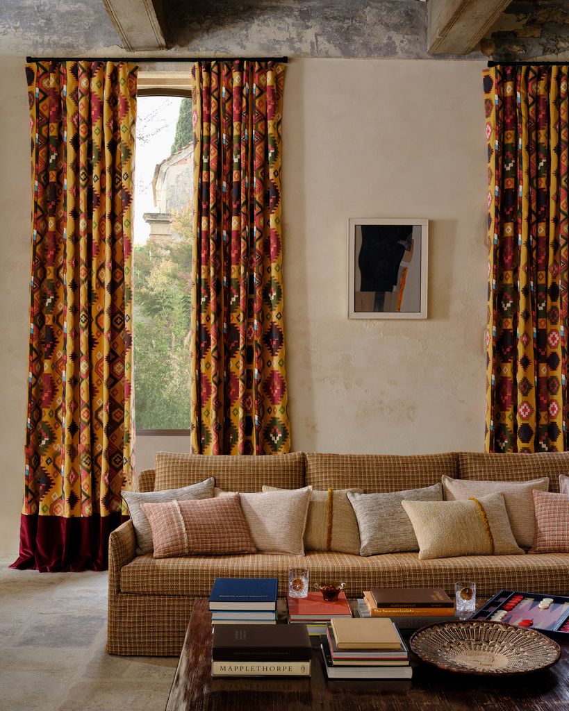 Salón con cortinas estampadas y sofá con cojines