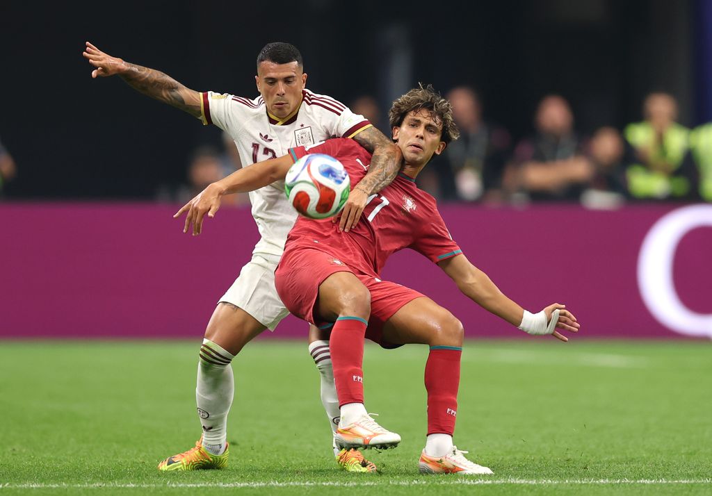 Joao Felix y Pedro Porro en el partido España-Portugal del Mundial