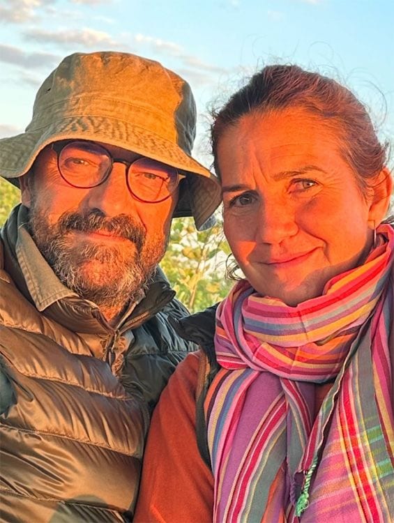 Samantha Vallejo-Nágera y su esposo en África