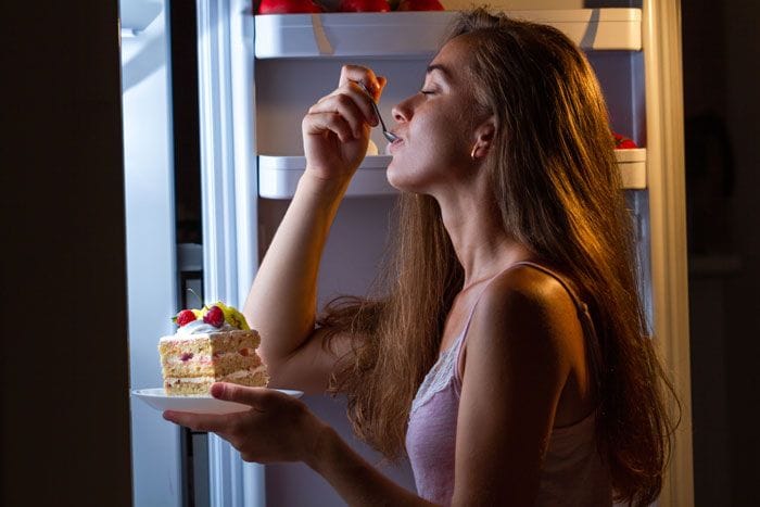 mujer comiendo tarta