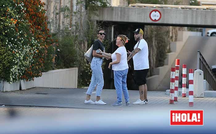 Primeras imágenes de Kiko Rivera visitando a su abuela en el hospital junto a su mujer, Irene Rosales