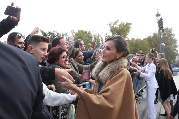 Doña Letizia saludando fuera del Palacio Real