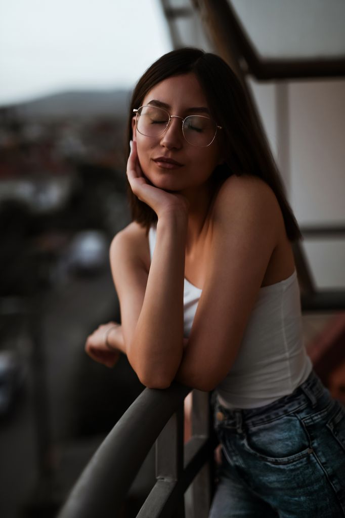 chica ojos cerrados