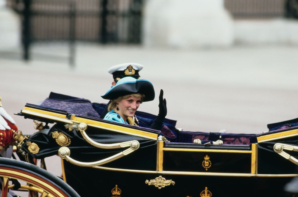 40 años del vestido de lunares de Diana de Gales en la boda de Sarah Ferguson y el príncipe Andrés