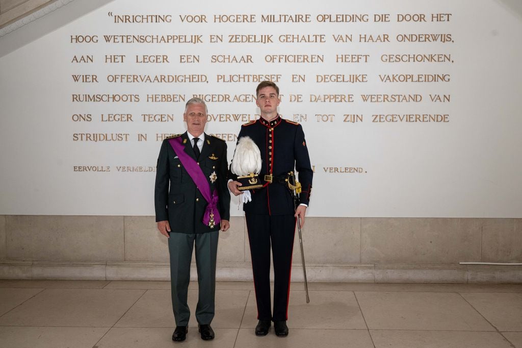 El rey Felipe de Bélgica con su hijo, el príncipe Gabriel