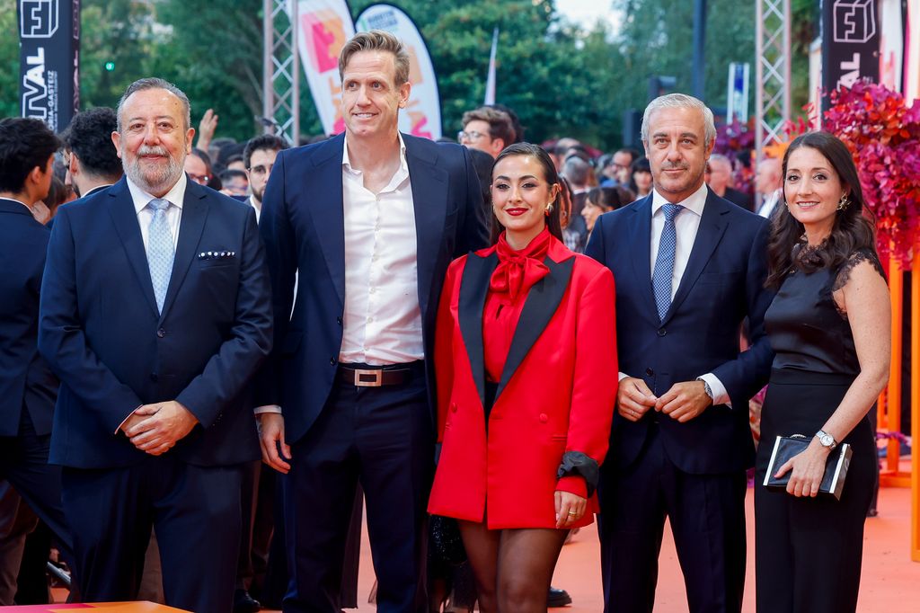 Óscar Martínez posando en la alfombra naranja.