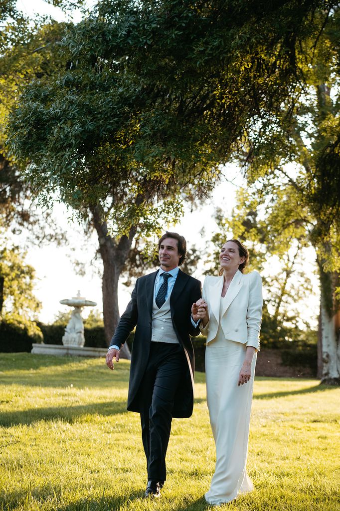 Carmen con vestido y blazer de Inés Martín Alcalde en su boda con Javier