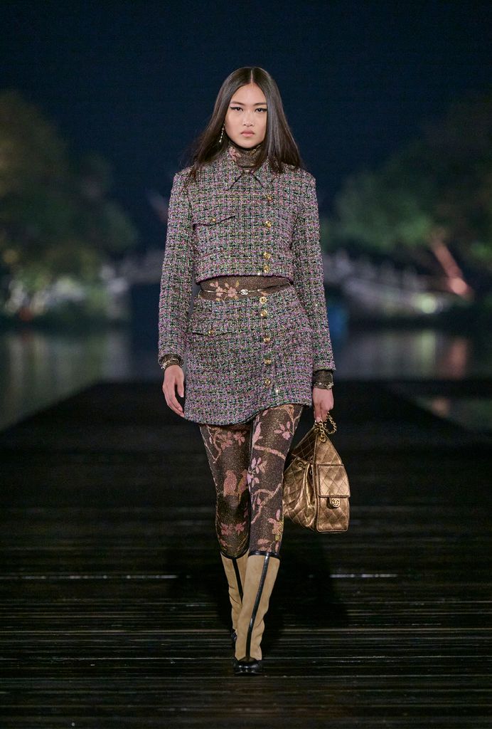 El espectacular desfile de Chanel a orillas de un lago en China que ...