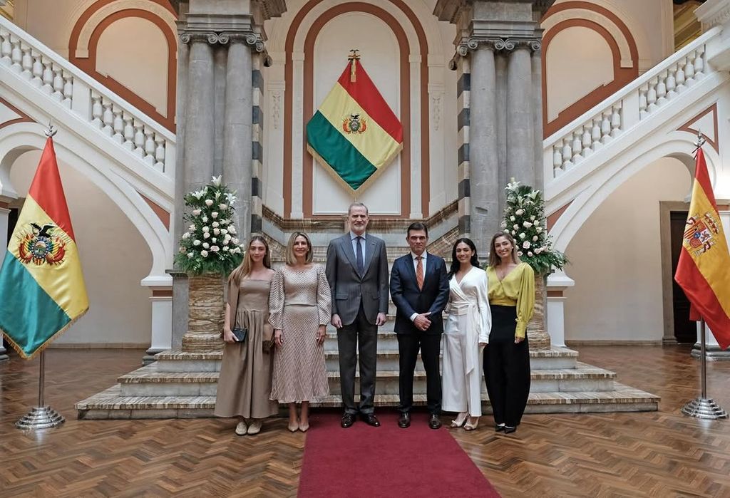 El Rey Felipe flanqueado por Rodrigo Paz, la primera dama y tres de sus cuatro hijos: Catalina, con blusa mostaza, Alicia y Elena