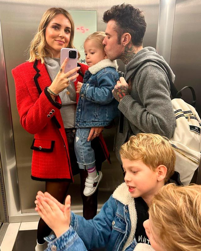 Fedez y Chiara Ferragni con sus hijos