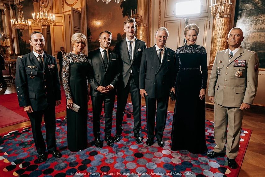 Felipe de Bélgica, Matilde de Bélgica, Gabriel de Bélgica, Emmanuel Macron y Brigitte Macron en una cena en París el 14 de octubre de 2024