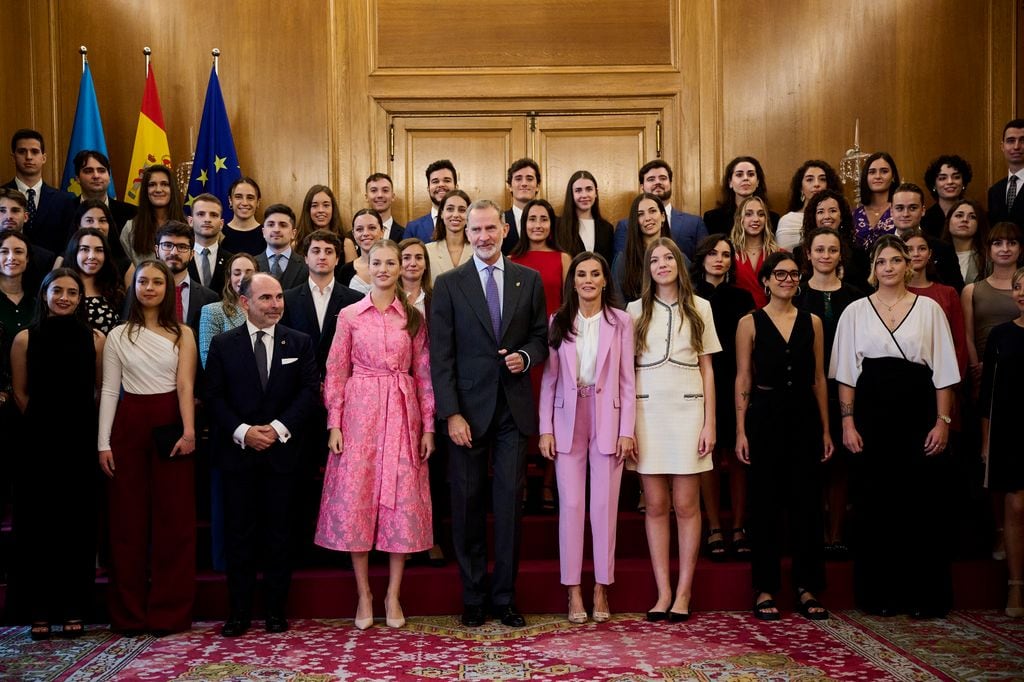 Los reyes Felipe  y Letizia en la entrega de premios Princesa de Asturias con la princesa Leonor, la infanta Sofía en 2023