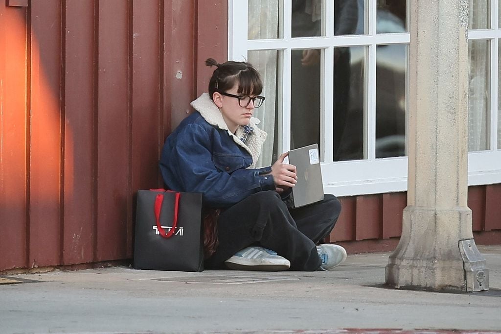 Fin fue visto en Brentwood con su computadora cerca de una parada de autobus.