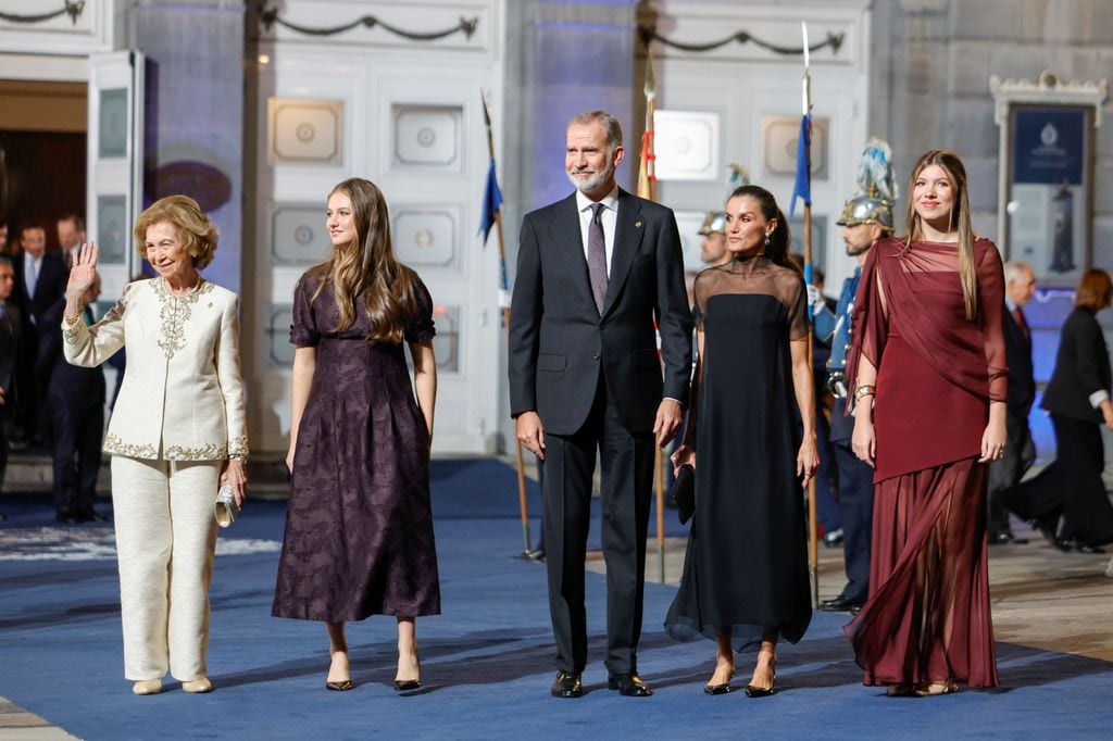 Los reyes Felipe y Letizia, con la reina Sofía, la princesa Leonor y la infanta Sofía en los Premios Princesa de Asturias 2025