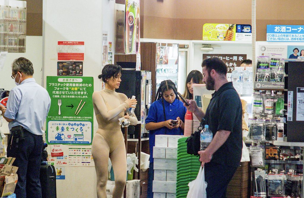 La modelo y su hijastra fueron captas en un supermercado en Tokio, durante su estancia en Japón.