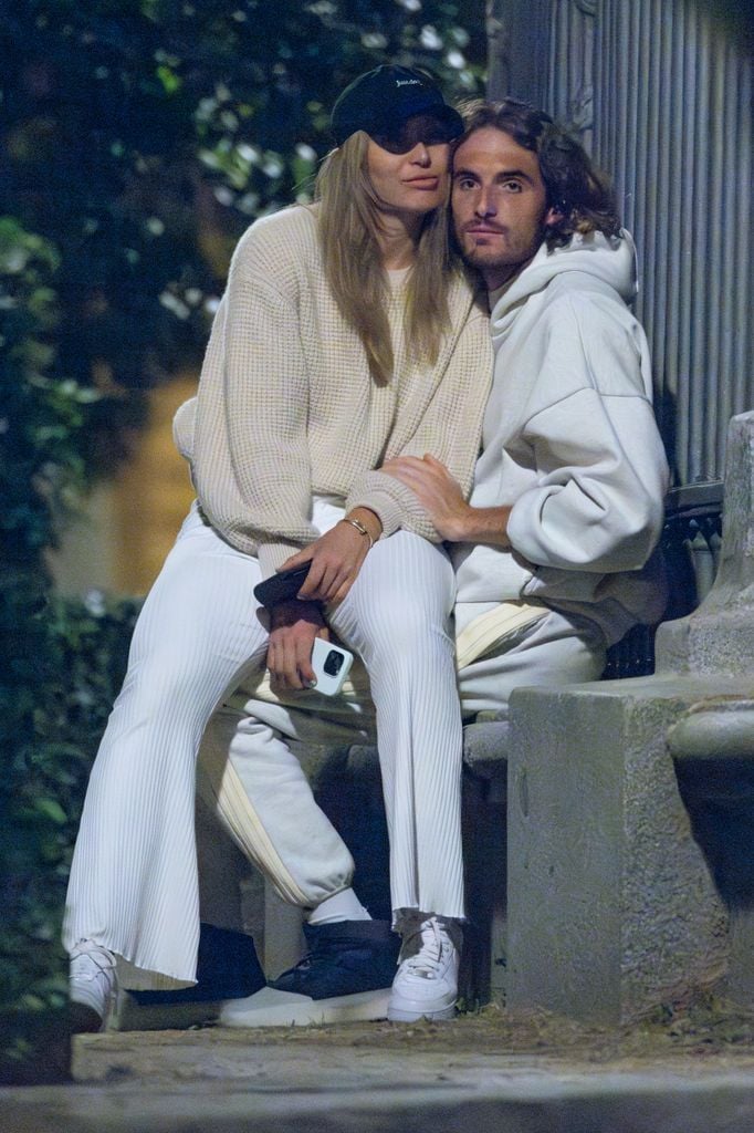 Imagen de Paula Badosa con Tsitsipas muy románticos por las calles de Madrid