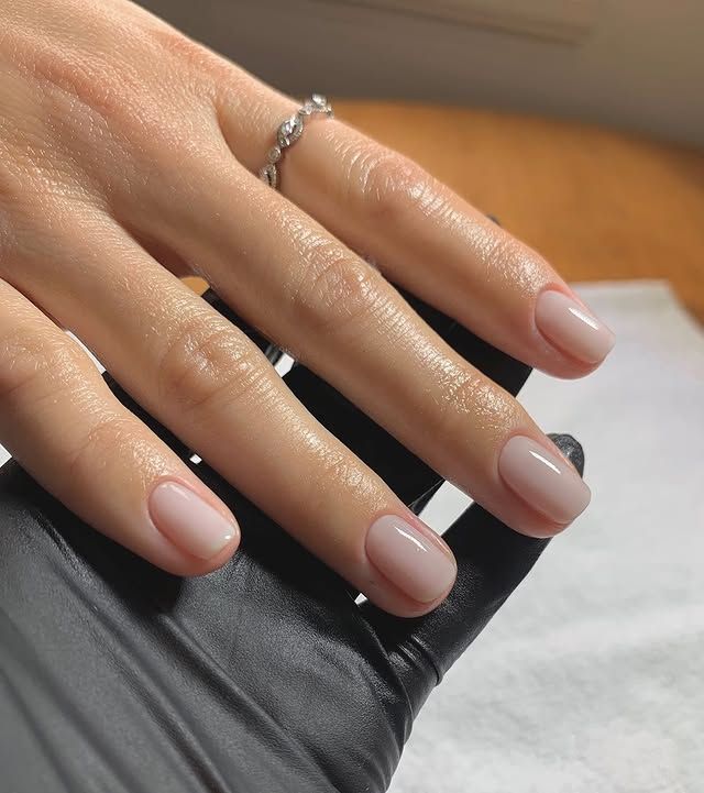 Manicura baby boomer corta