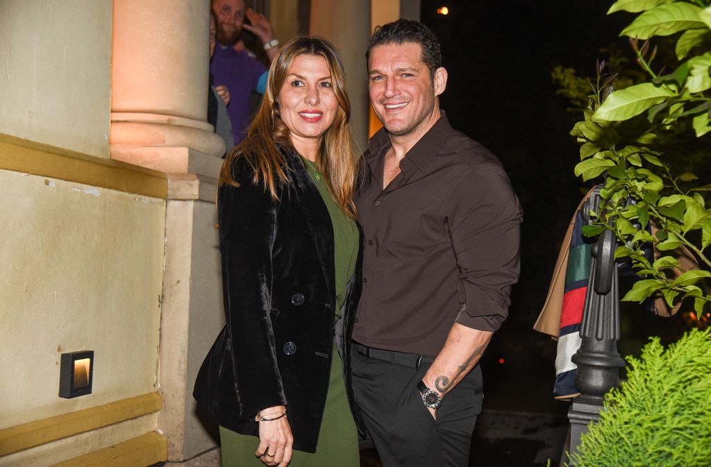 Singer Manu Tenorio y Silvia Casas durante un concierto