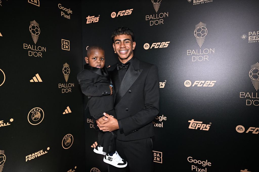 Las imágenes de Lamine Yamal arropado por sus padres y su hermano, su