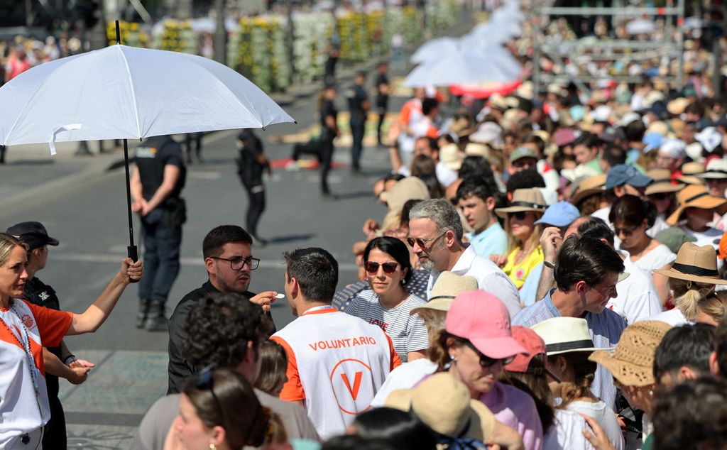 Un emotivo momento de comunión entre la multitud