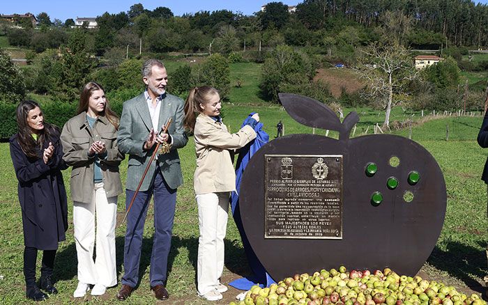 Los Reyes y sus hijas Leonor y Sofía visitan el Pueblo Ejemplar de Asturias 2023