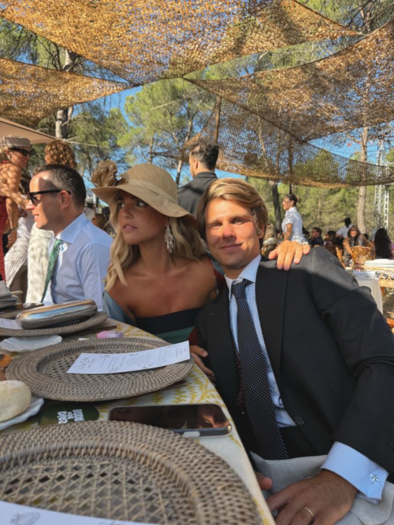 Paty y Javier en una de sus primeras salidas con amigos sin el pequeño Nio